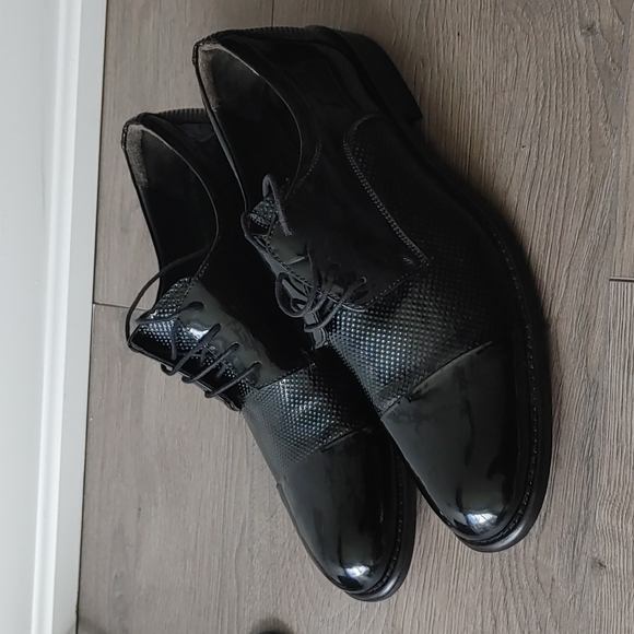 Shiny dress shoes - Picture 1 of 3